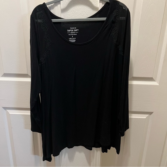 torrid Tops - TORRID BLACK ROSE EMBROIDERED LS TOP (A2)